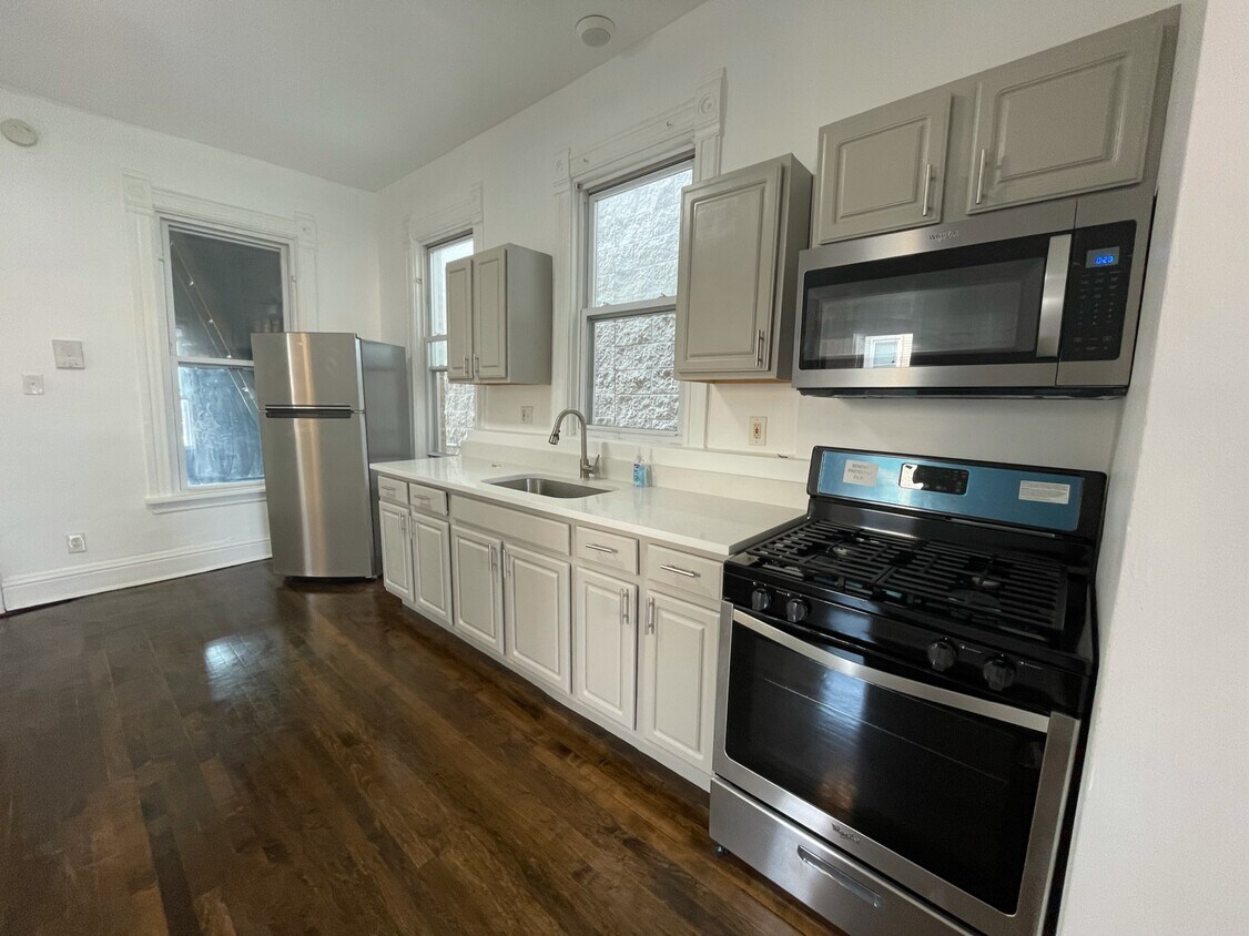 Modern kitchen with new stainless steel appliances - 1047 N California Ave