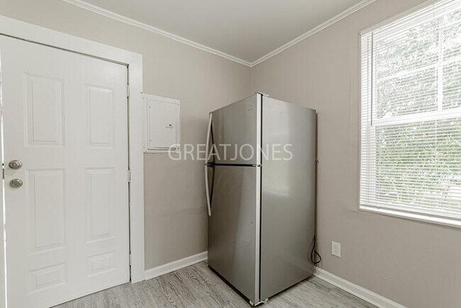 Building Photo - 7030 Sprott St