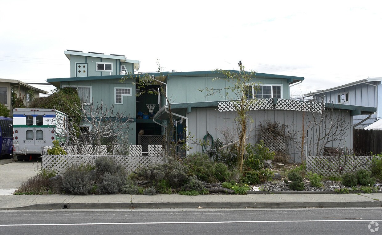 Building Photo - 3329 Los Prados St
