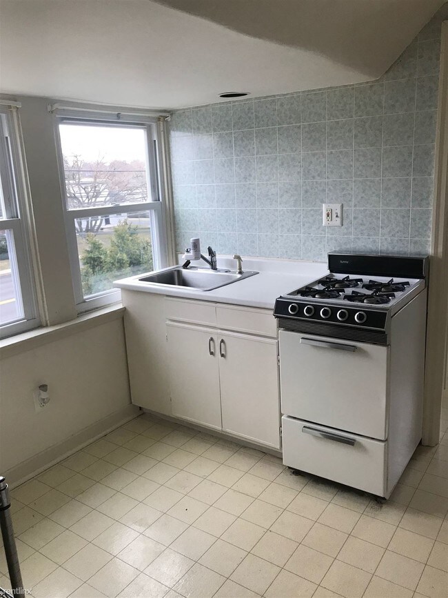 Building Photo - 1 br, 1 bath Apartment - 812 York Rd