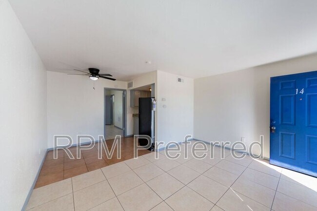 Building Photo - 1800 N Wayside Dr