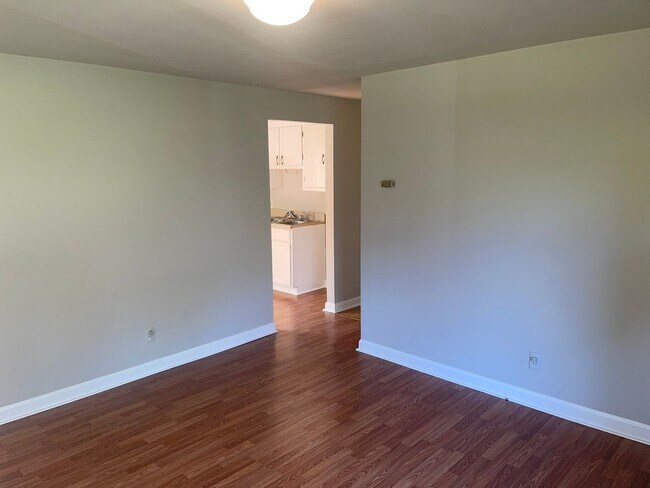 Building Photo - Adorable Two Bedroom House in the New Have...