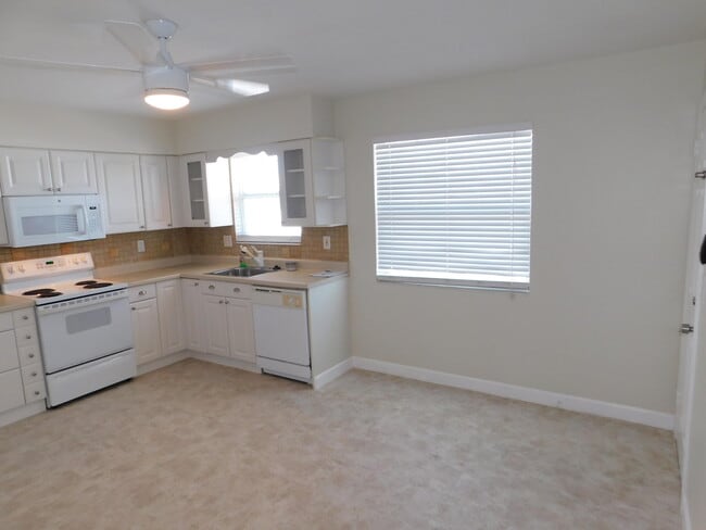 Building Photo - 741 Hummingbird Way