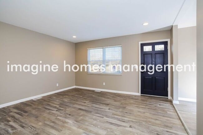 Building Photo - Available in September! Pet Friendly, 3 be...