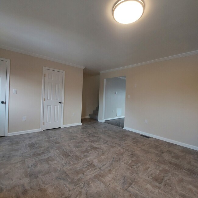 Building Photo - 102 Kadies Ln