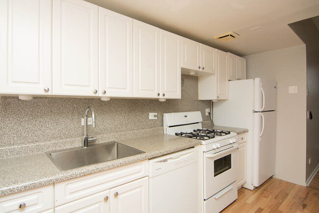 Building Photo - 959 W Webster Ave