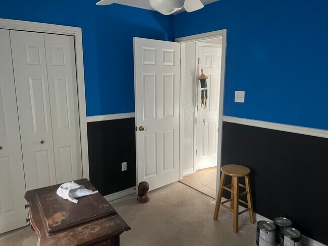 Building Photo - 607 Cowal Dr S