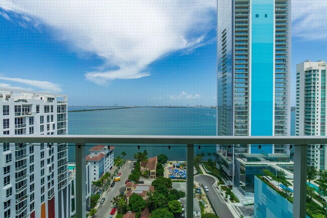 Foto del edificio - 600 NE 27th St