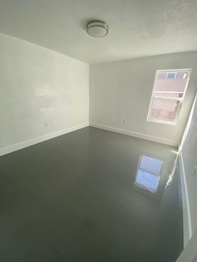 Building Photo - 3 Bedroom 1 Bath House