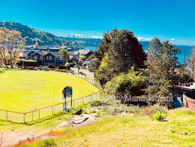 Building Photo - 6609 SW Admiral Wy