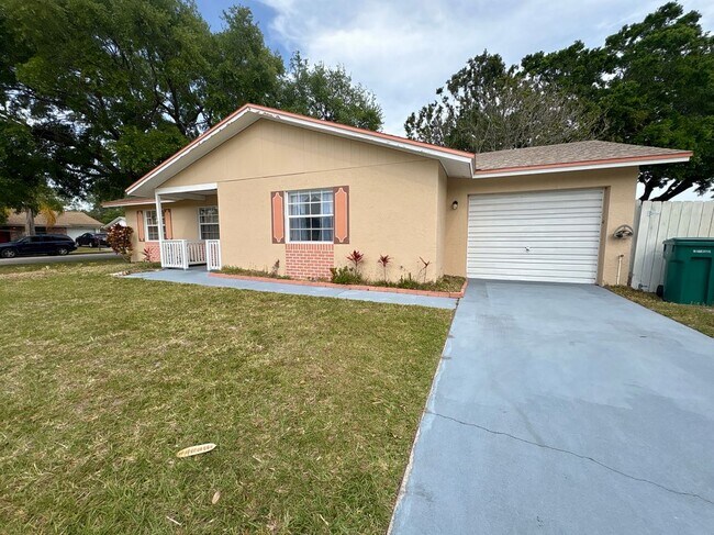 Foto del edificio - 2147 Sandalwood Dr