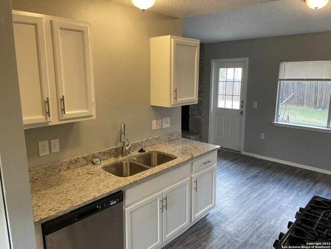 Foto del edificio - 5915 Pleasant Lake