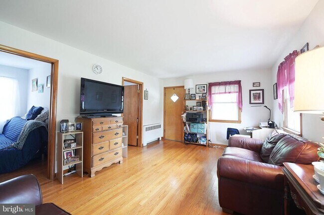 Building Photo - Quaint 2 Bedroom, 1 Bath Single Family Hom...