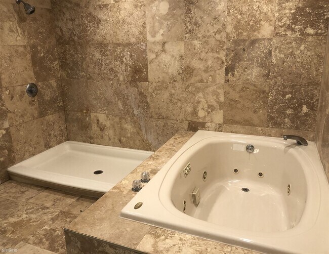 Building Photo - 3 br, 3 bath Townhome - 101 Glen Combe 101