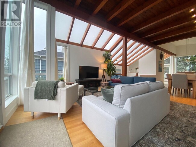 Photo du bâtiment - 251 6th St W