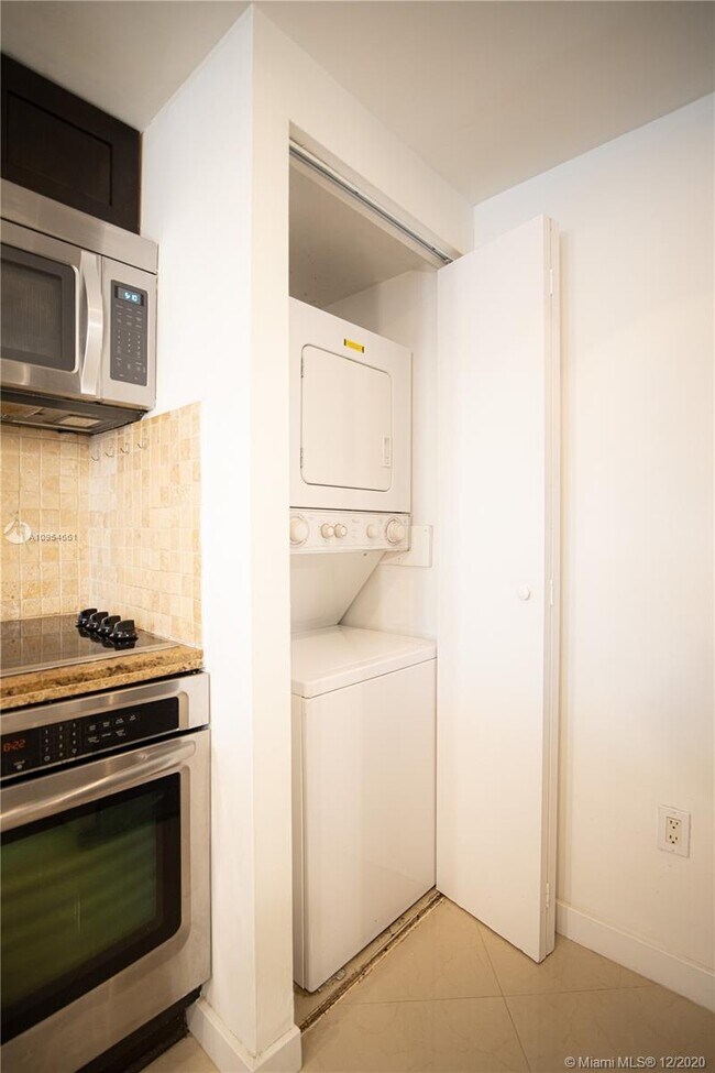 Foto del edificio - 600 NE 36th St