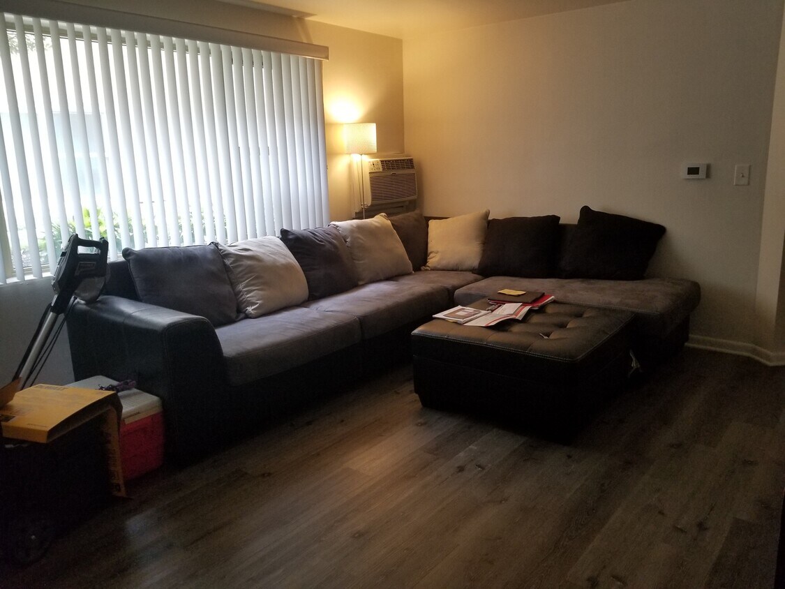 Foto principal - 6764 N Sauganash Ave