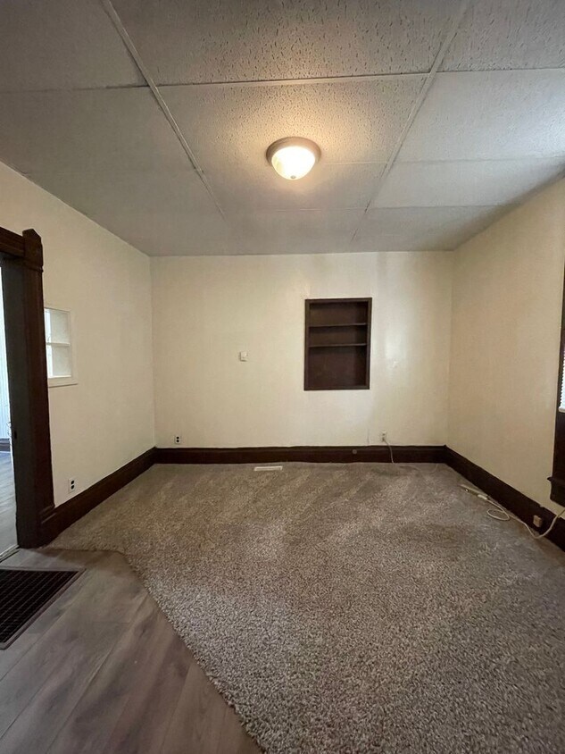 Primary Photo - 502 Neosho St