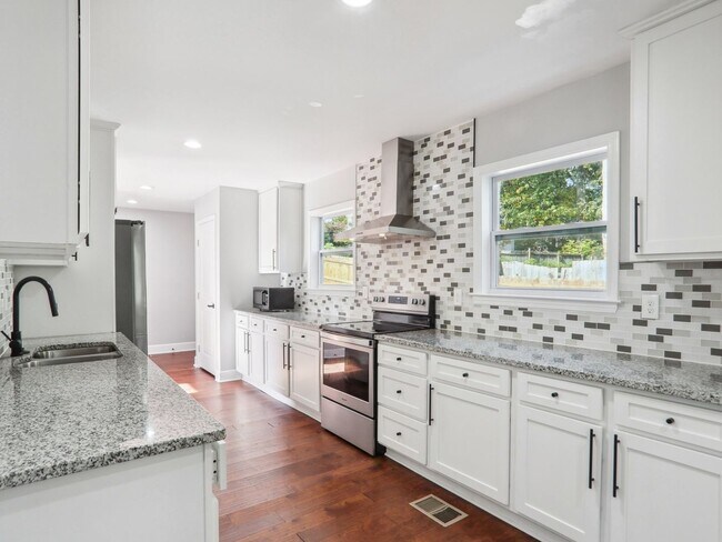 Foto del edificio - Charming 4-Bedroom Home with Spacious Yard...