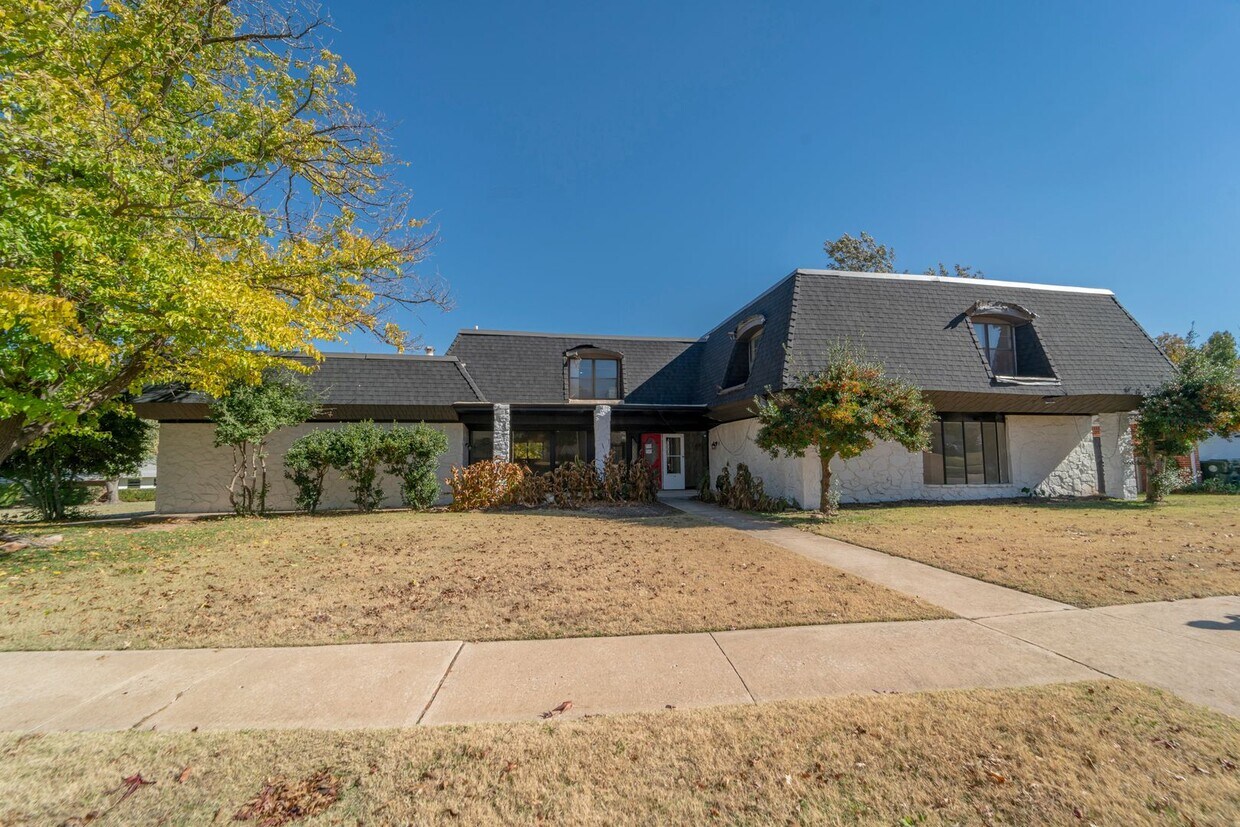 Foto principal - Opportunity Knocking with this HUGE home a...