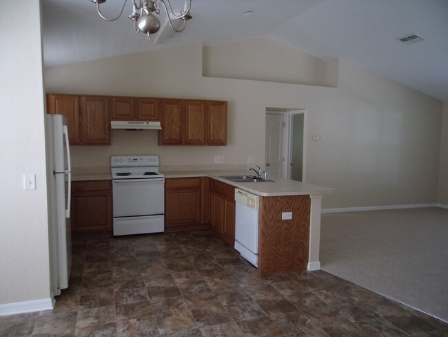 Building Photo - Cozy 3 Bedroom Retreat in a Desirable Loca...