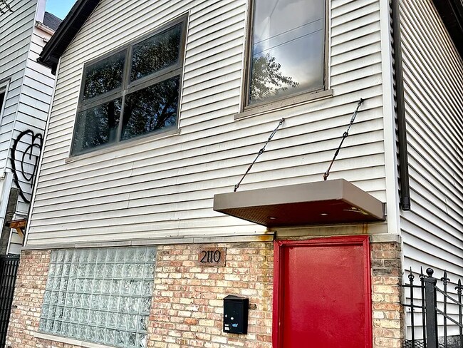 Foto del edificio - 2110 N Western Ave
