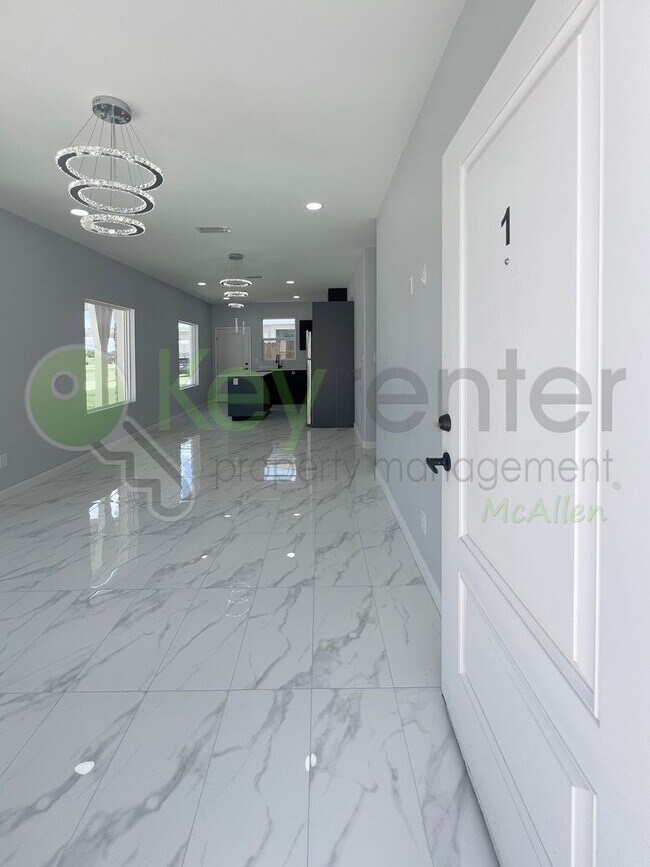 Foto del edificio - 1st month FREE! 3b/2bath Apartment in Edinburg-Don't Miss Out!