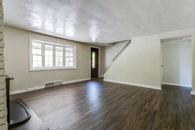 Building Photo - Available July- 3 Bedroom Home w/ Deck & Central a/c !