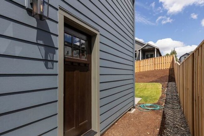 Building Photo - Newer Craftsman 2br 1,5 ba home w/ Garage ...