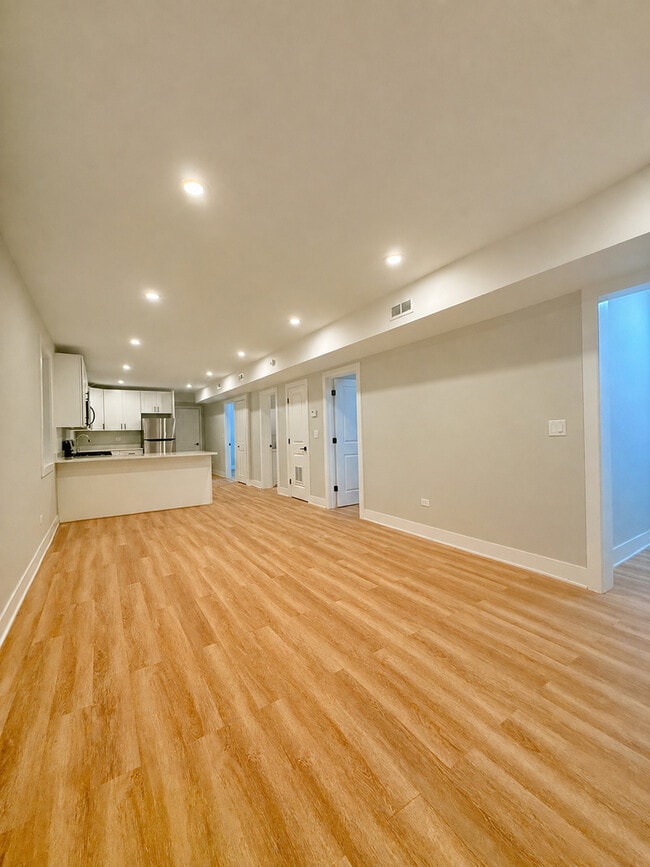Building Photo - 2850 N Avers Ave