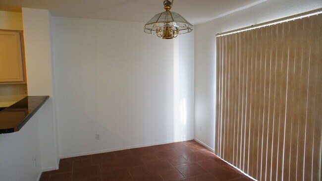 Foto del edificio - THIS IS A CHARMING TWO-STORY NORTH LAS VEG...