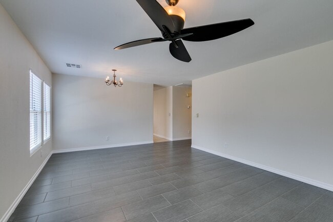 Building Photo - Charming home in North West!