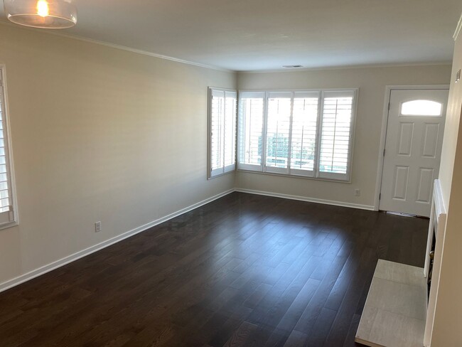 Foto del edificio - Lovely REMODELED 3-BD Home in Colma - Pets...