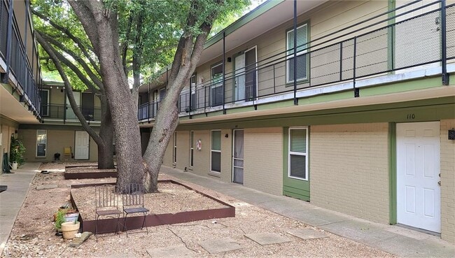 Building Photo - 2021 Bluebonnet Ln