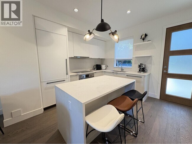 Photo du bâtiment - 990 W 52nd Ave