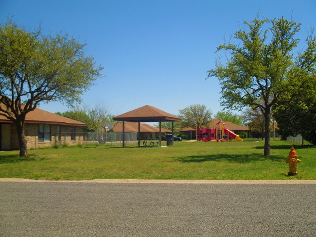 Building Photo - Lakeshore Village