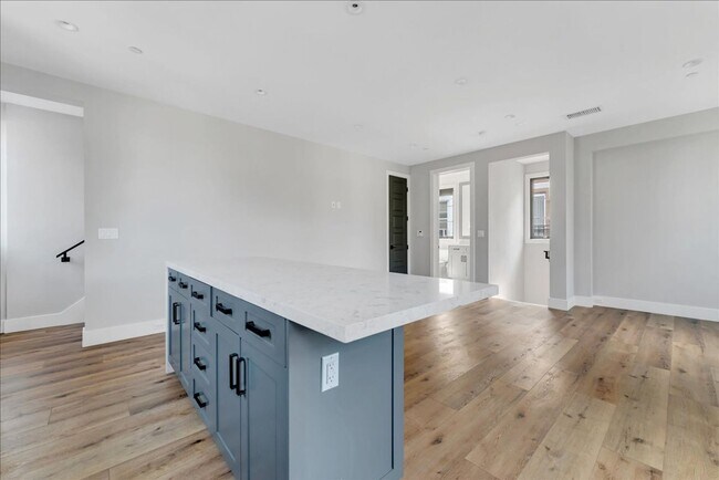 Building Photo - Beautiful Three Story Townhome!