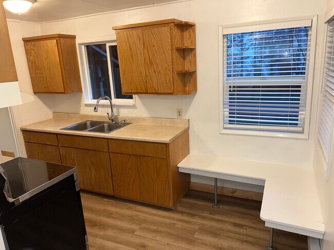 Foto del edificio - 2 Bedroom/ 1 Bath Unit in Mapleton, OR- Av...