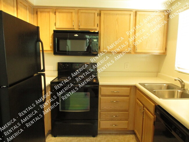Building Photo - Gated 1 Bed 1 Bath Lakeside Unit!