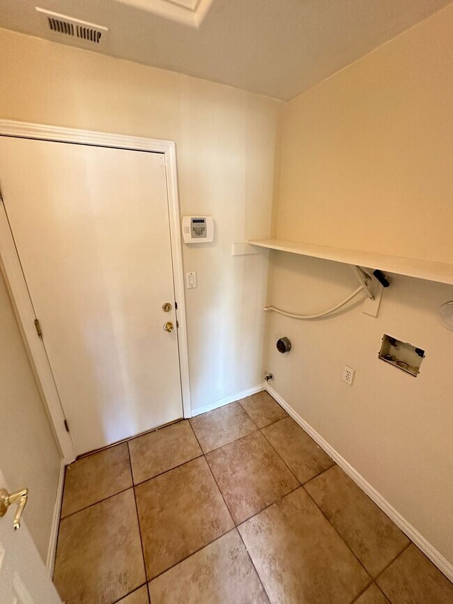 Foto del edificio - Charming 3-Bed, 2-Bath Home for Rent in Bakersfield, CA!
