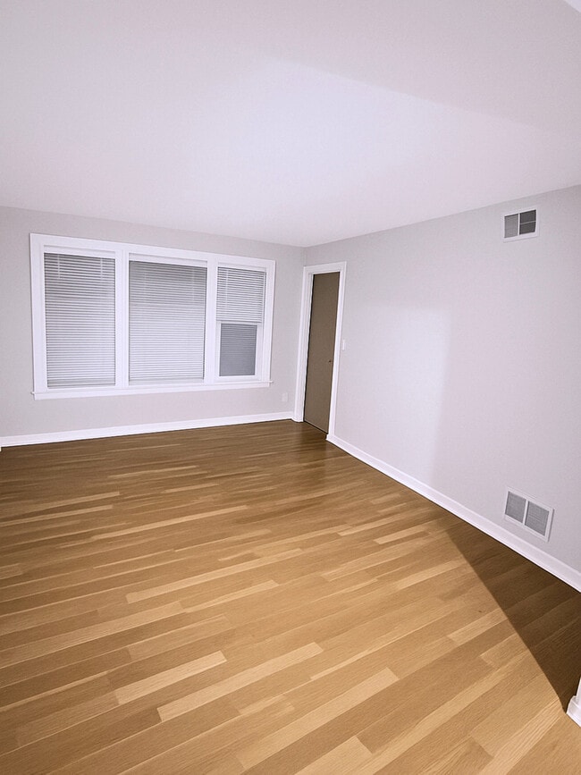 Building Photo - 4701 N Kilbourn Ave