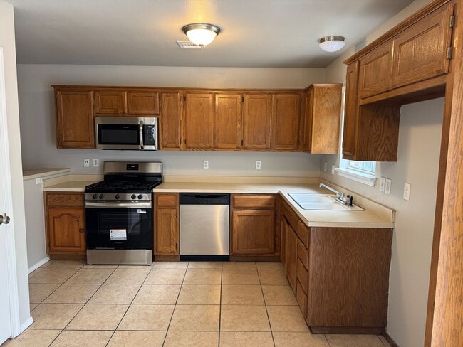 Building Photo - 3 bedroom, 2 bath, 1 car garage.