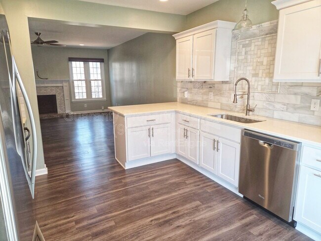 Foto del edificio - 6241 Waterside Ln