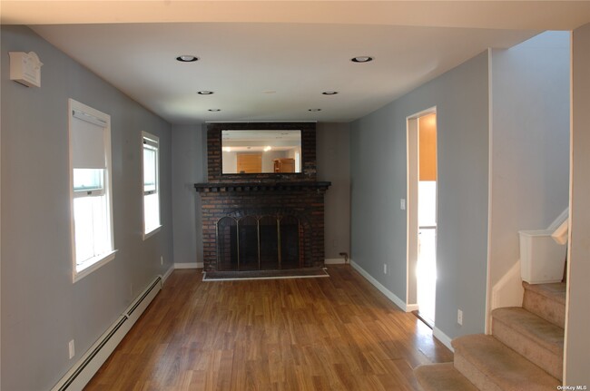 Building Photo - 557 E Market St