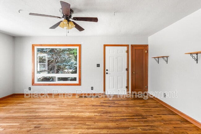 Building Photo - 910 W Orchard Ave