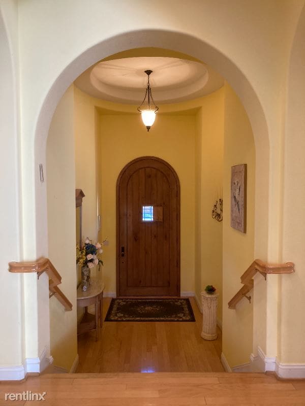 Building Photo - 4 br, 3.5 bath House - 6 Whiting Ct.