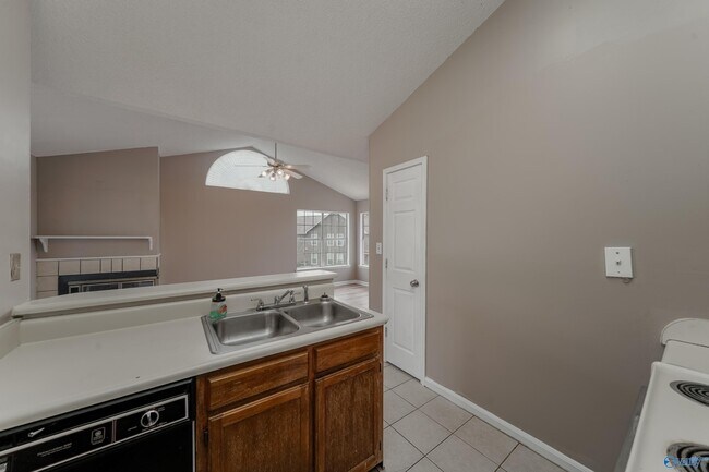 Foto del edificio - 104 Waters Edge Ln