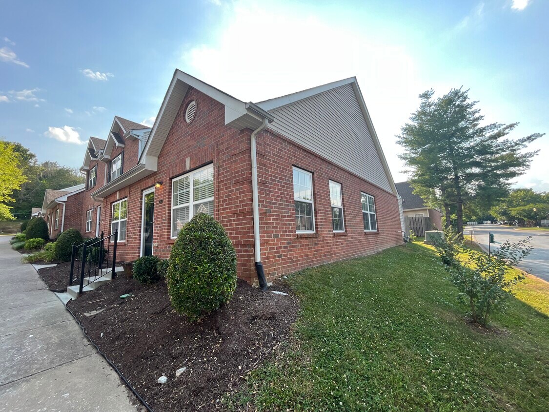 Foto principal - 1101 Downs Blvd