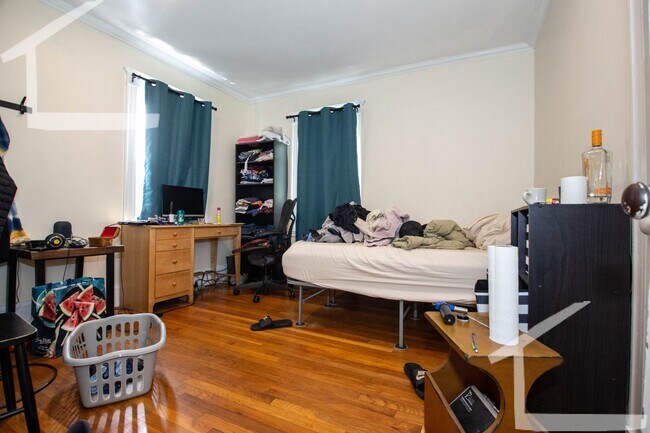 Building Photo - 9/1 No Fee! Sunny top floor 4BR/2BA w/parking near Green Line, St Elizabeth's