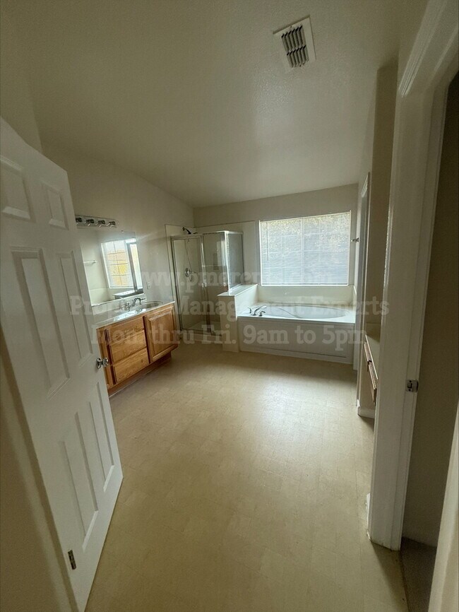 Foto del edificio - 6565 Brook Hollow Cir